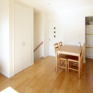 木の温かみを感じるリビング