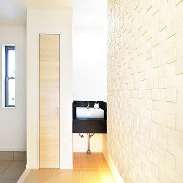 玄関脇スペースのシックな洗面台