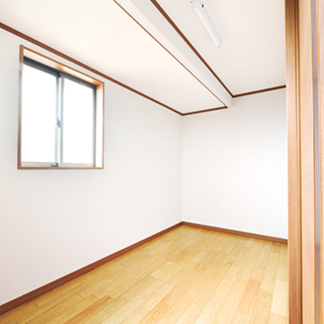 天井のラインが印象的な室内