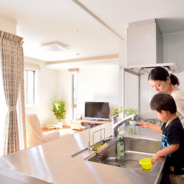 作業スペースのゆったりとしたキッチン