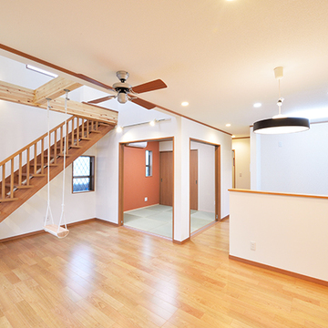 吹き抜けのある開放的なリビング