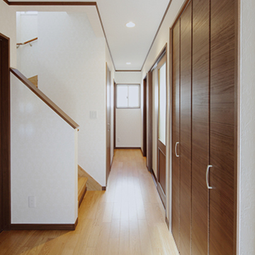 奥行きを感じる光の差す1階廊下