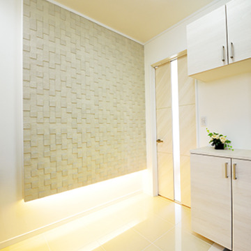 間接照明に照らされる明るい玄関