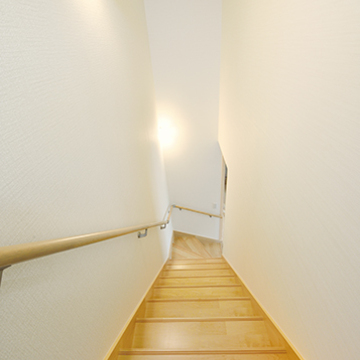 間接照明が優しく照らす階段