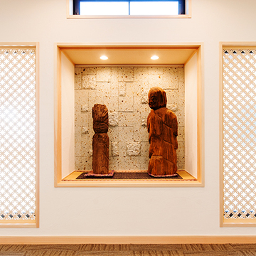 柔らかな光が注ぐ斜め格子