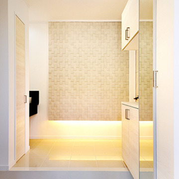 白を基調とした光の溢れる玄関