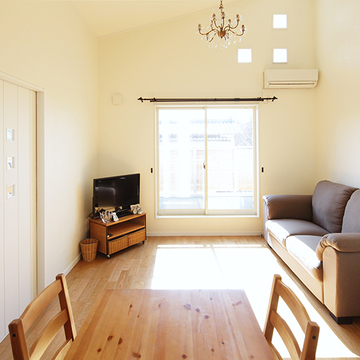 ダイニングにも光が届く採光窓のあるリビング