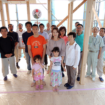 家族と作り上げる建設中の様子