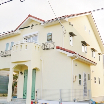 アイアン格子が可愛い！おとぎ話のお城みたいな外観の家