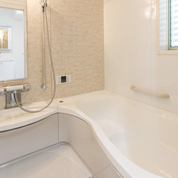 浴室はベージュをさりげなくアクセントとして、ナチュラルで落ち着きある空間に