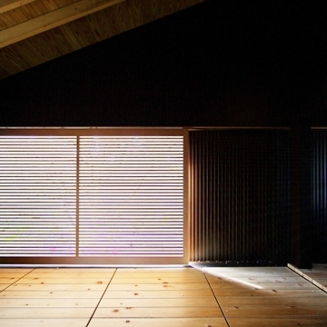 柔らかい光が差し込むデッキの格子戸。