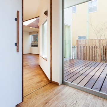 中庭に抜ける玄関ホール