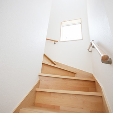 階段途中にある小さな窓からは明るい光が届く