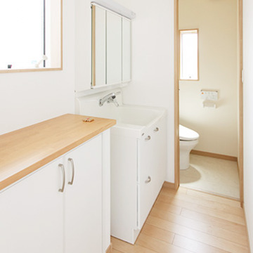 ホワイト×ウッド調でまとめた明るくさわやかな洗面・トイレ