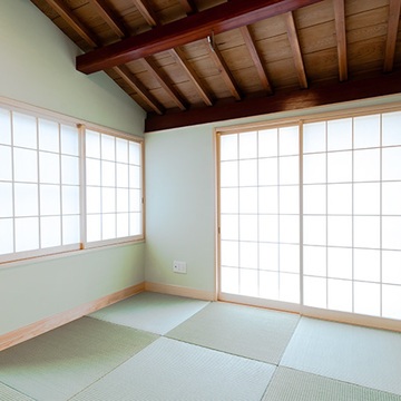 日差しが降り注ぐ明るい和室