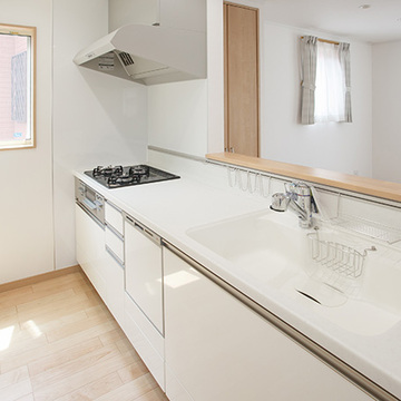 清潔感あふれる白いキッチン