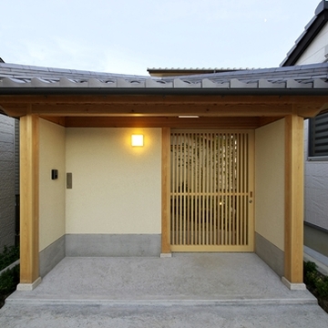 料亭のような中庭を望むことが出来る門扉の格子引戸。