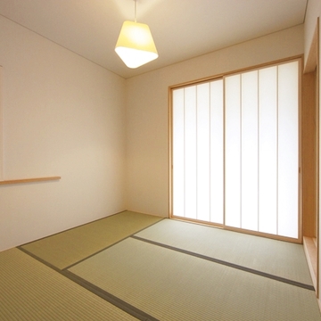 障子から優しい光が差し込む和室。
