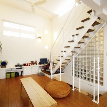 リビングにある圧迫しないオープンな階段