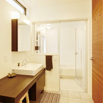 ブラウンの木目をアクセントにした洗面スペース