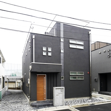 四角くシャープでシックな外観