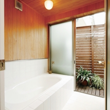 バスコート付でゆったりと癒されるバスルーム