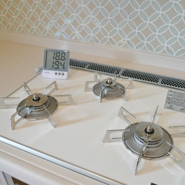 可愛いタイルに、ホワイトトップがお洒落なキッチン