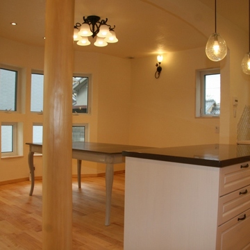 アール壁がお洒落な対面ダイニング空間