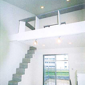 ロフトへのコンパクト木製階段