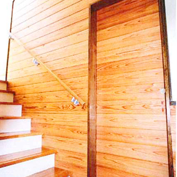 階段壁と引き戸