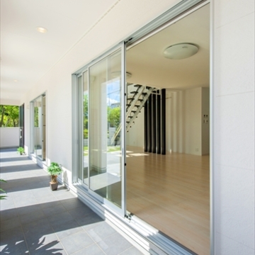 リビングの大きな窓