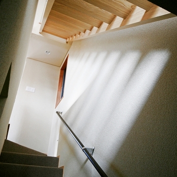 光降りそそぐ明るい階段