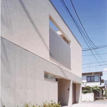 アースカラーでやさしい印象の外観