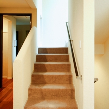 階段　白い壁とブラウンの踏板