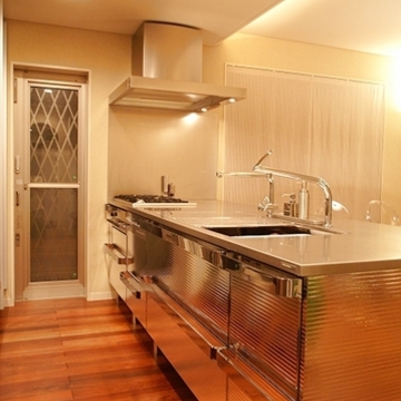 キッチン01　メタリックでモダンな印象