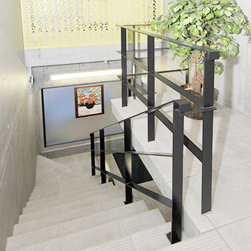 黒い手摺が設置された階段