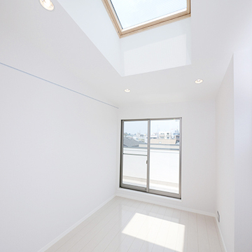天窓からの光が差し込む洋室