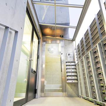 上からの採光を確保した玄関スペース