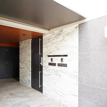 大理石調のモダンな玄関