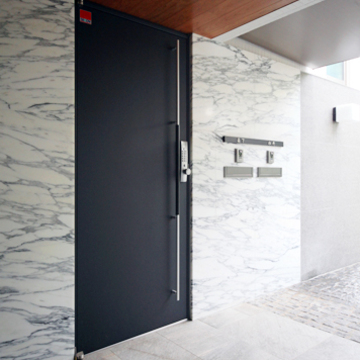 重厚感あふれる玄関