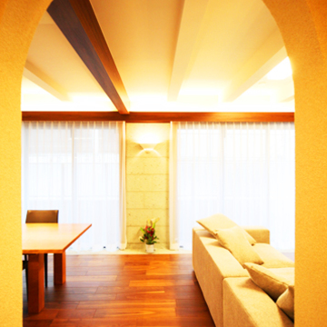 リビングとダイニングの大きな窓がラグジュアリー感を演出