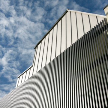 空へとそびえるシンボリックな外観