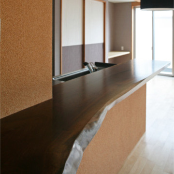 キッチンには温かみのある原木のカウンター