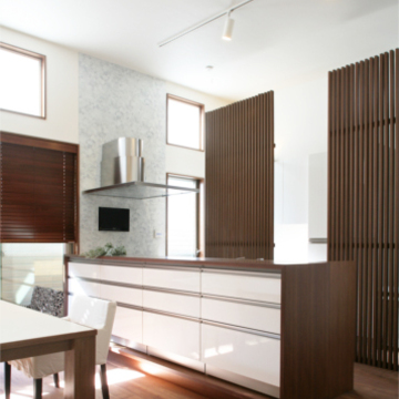 ブラウンを基調としたスタイリッシュで落ち着きあるキッチン
