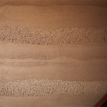 階段横の壁はナチュラルで表情のある仕上げに