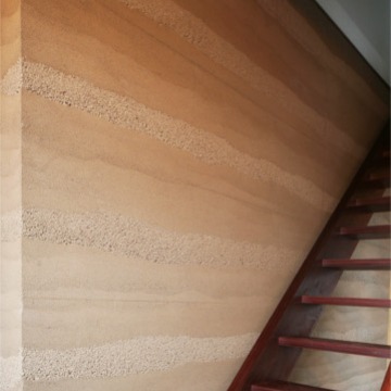 ナチュラルな壁と木の階段がベストマッチ