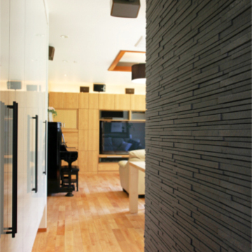 ブラウンの壁がアクセントに