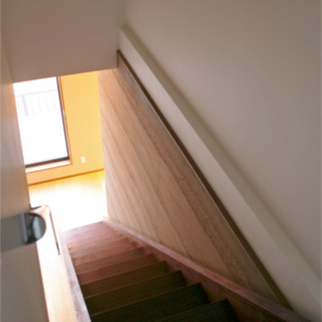 正面の窓から階段へと光を届ける