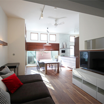 リビングからダイニングを望む