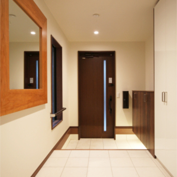 重厚感のあるウッド調玄関扉